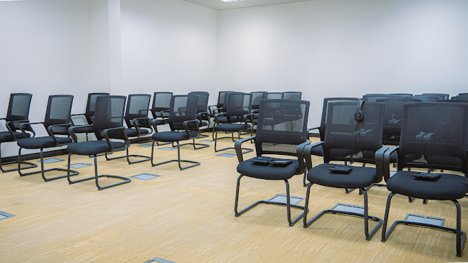 Flexible seating options in an Abu Dhabi training room — whiteboard, projector and WiFi included in the hourly price at Tasreea Business Center
